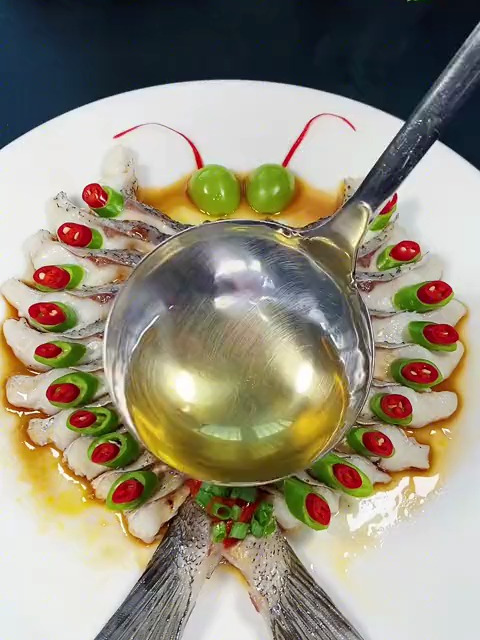 剁椒风筝鱼,鱼尾不知道怎么吃的可以试着这样做,不仅好吃又好看