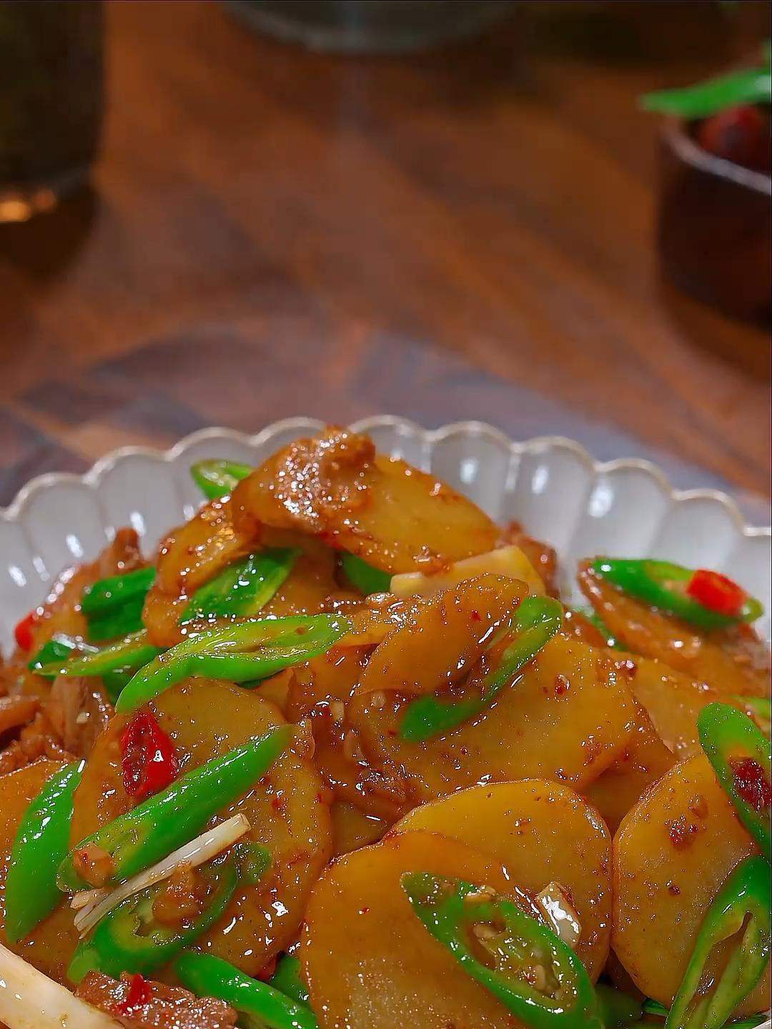 今天又是一道家常下饭菜,三碗米饭都不够吃