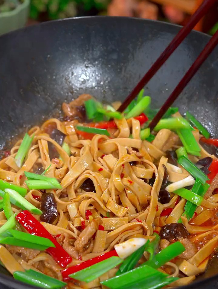 百吃不厌的韭菜烧豆皮