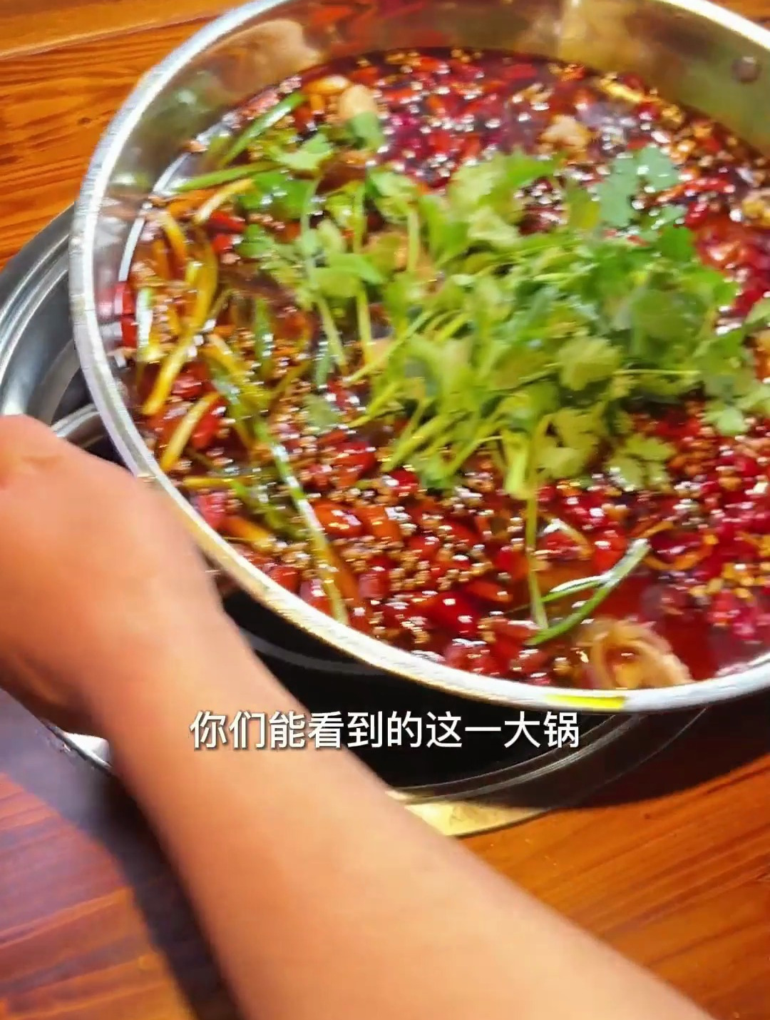 这家的牛蛙,我可以吃四只,鱼头可以xio四个