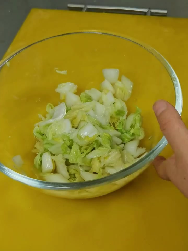 辣白菜的家常做法 做完就可以吃了