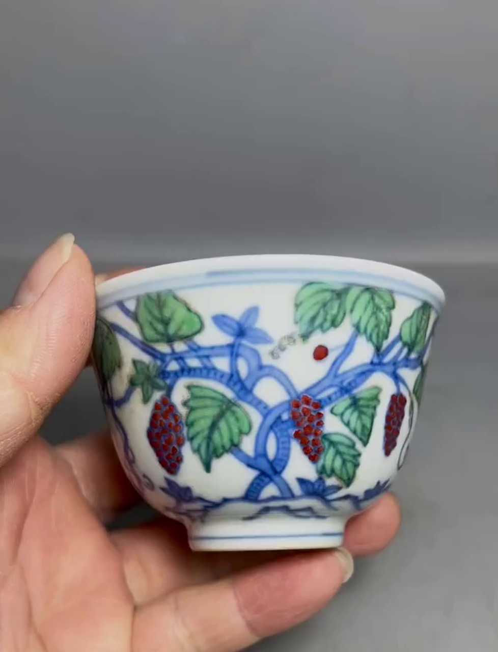 成化年间的五彩葡萄图案小酒杯