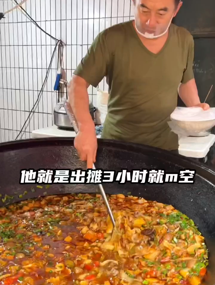 他就是西安锅最豪横的大锅烩菜,人均10吃到撑 西安美食