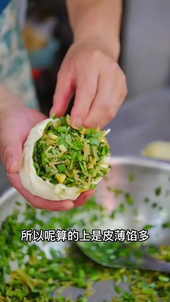 油炸菜盒子皮薄馅多,鸡蛋包炸得金黄酥脆