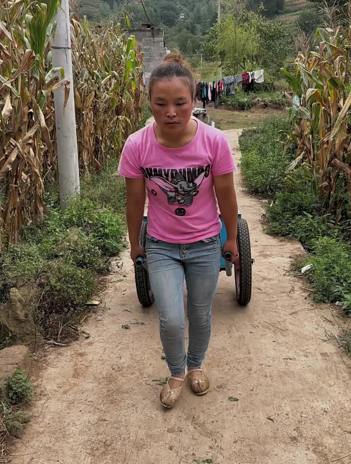 筛红豆特别的灰用孩子的围兜包着,捡好的泡煮来炒酸菜红豆汤吃