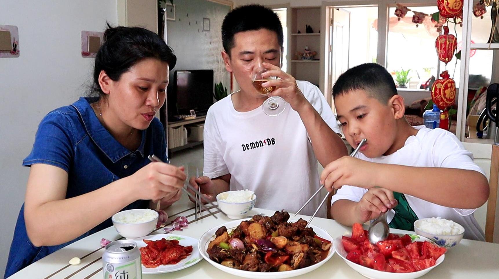 闹哥用火鸡做大盘鸡，糖拌洋柿子，喝啤酒吃米饭，赫赫吃得太香了