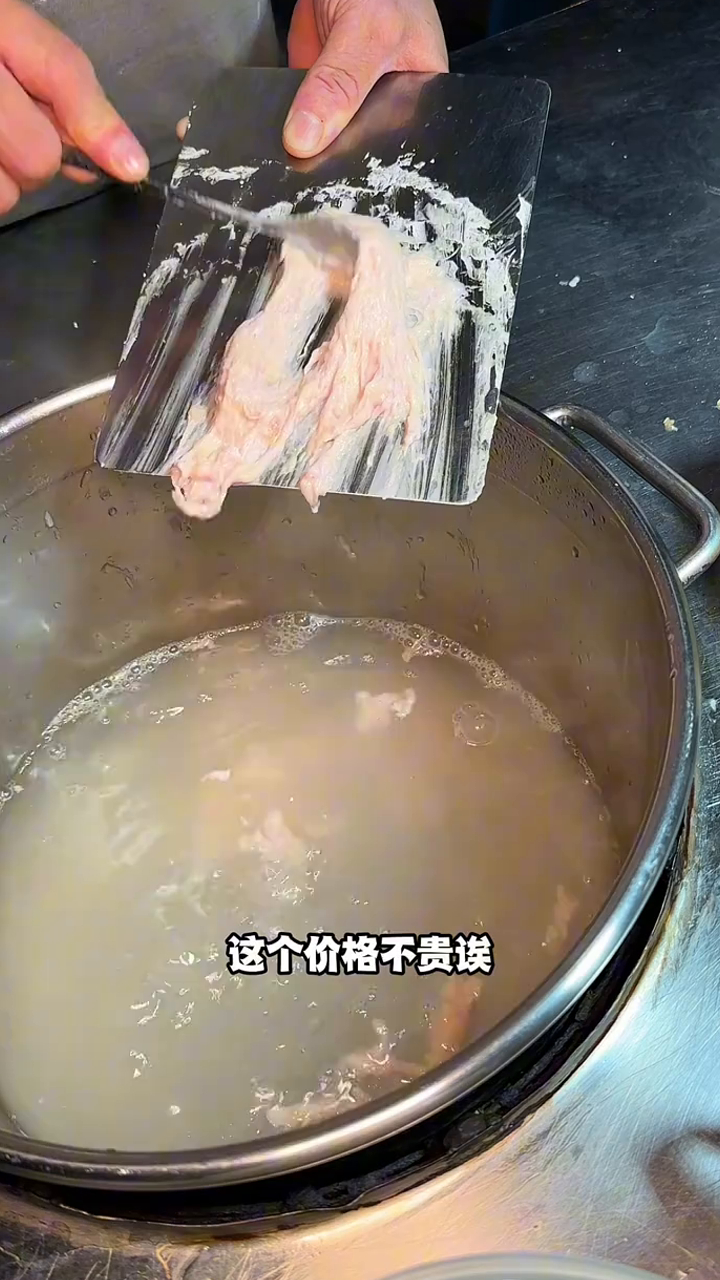 12元超大份量瘦肉丸泡面!叔叔人很实在
