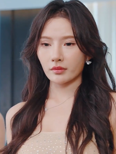 美女开生日派对,小女孩却送一个大钟,这可把美女吓傻了