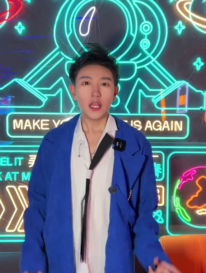 大学生超爱的巴博斯来西关了,霓虹蒸汽波风格有种科幻动漫的感觉