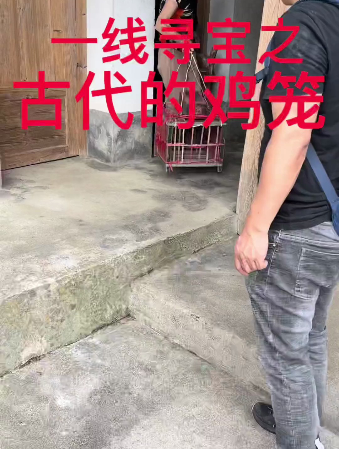 阿姨拿出几件古代结婚时用的红妆,并且有文字记载道光年的