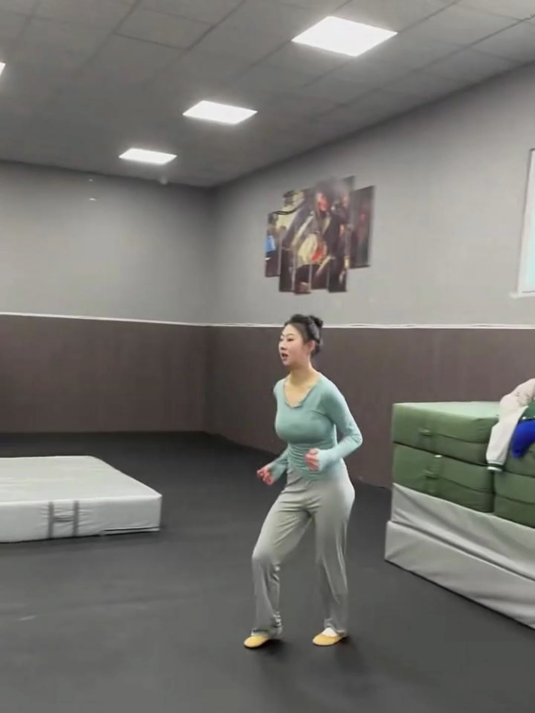 小猪佩奇特效:快来看小姐姐侧身空翻,翻跟斗动作如此优雅丝滑