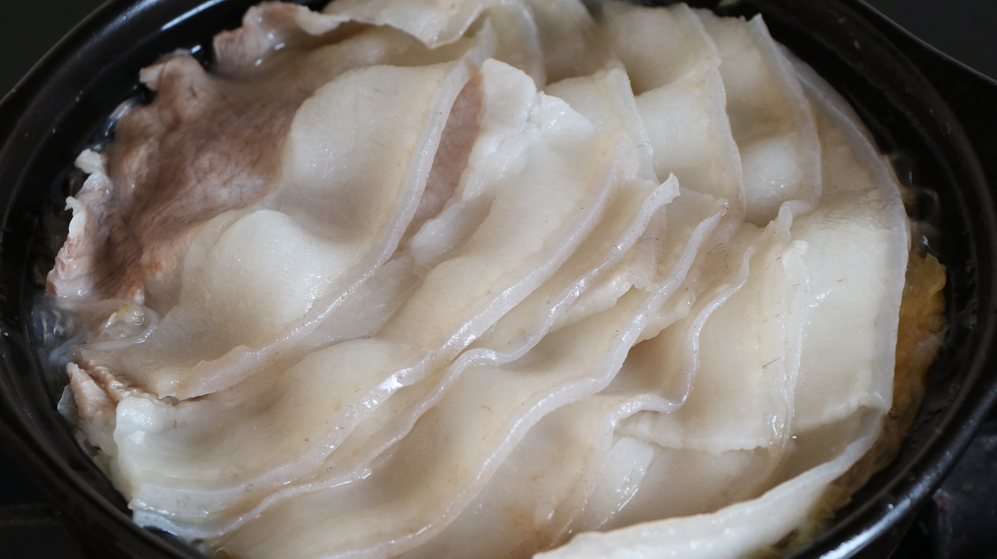 砂锅白肉的家常做法,出锅鲜嫩美味,汤汁拌饭也能吃两碗