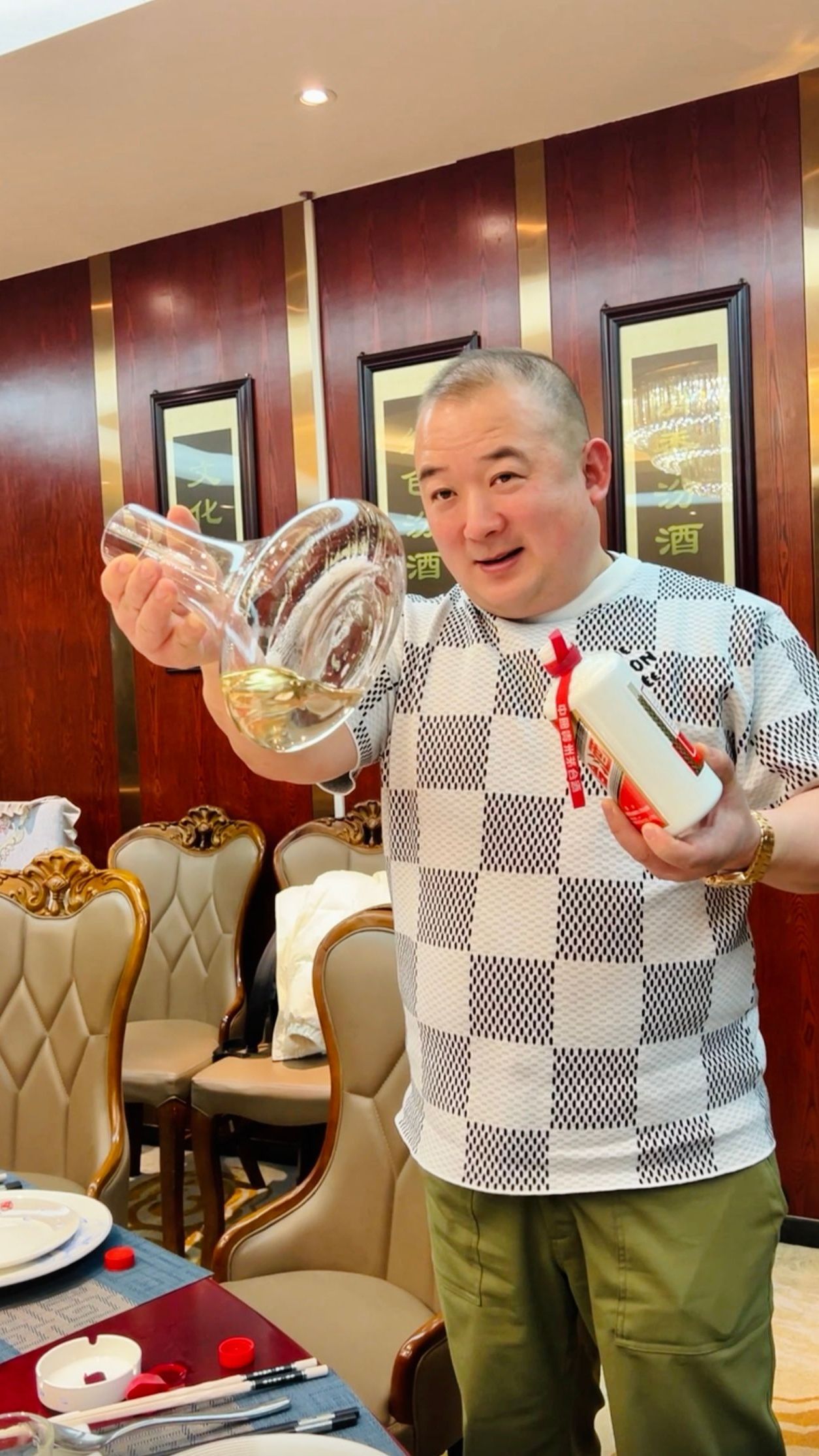 今天突然降温,约上老友小聚,热菜配小酒,几杯下肚,寒意全无