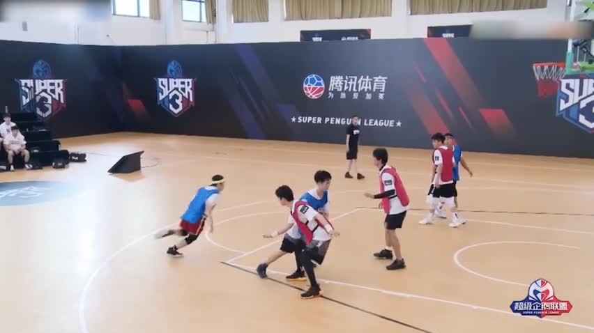 当《超级企鹅联盟》球员遇上NBA球星,混剪场面燃炸了