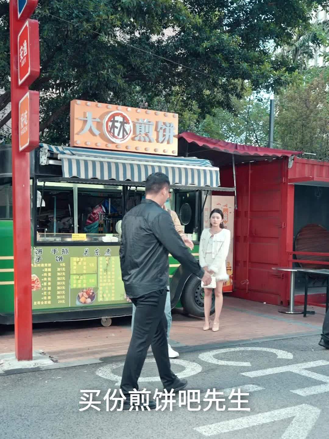 父母为了帮儿子卖煎饼,搞了一招超绝的! 05