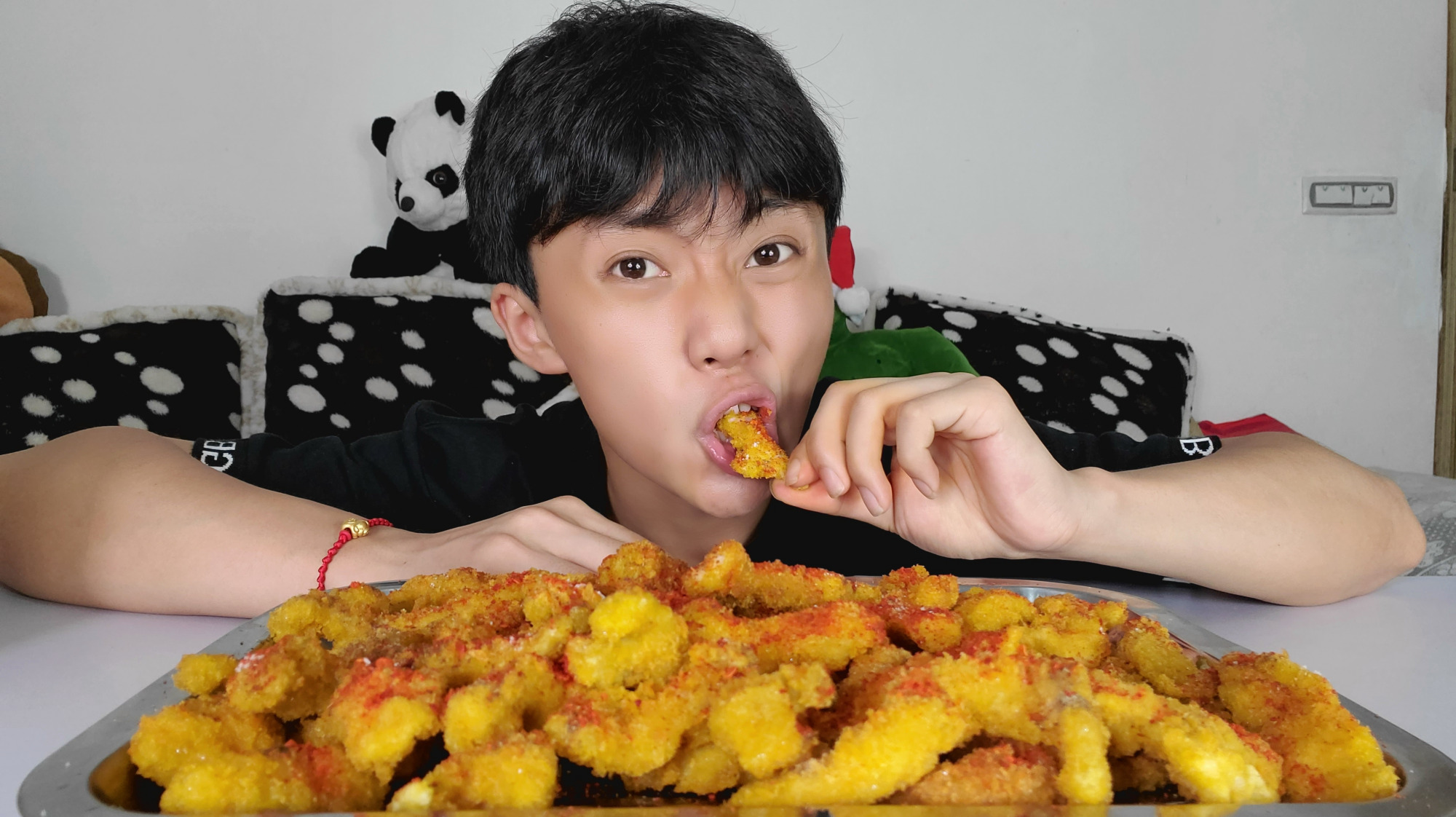 30买三斤鸡大胸,做一道童年小吃无骨鸡柳,吃着外酥里嫩,真过瘾
