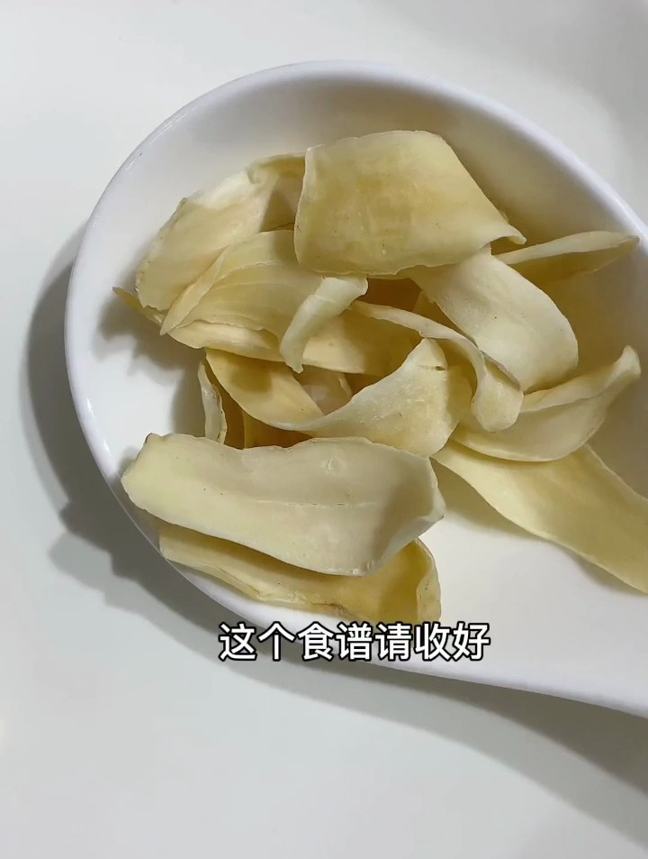 玫瑰花一朵,百合干15g,薏米25g,黄豆40g