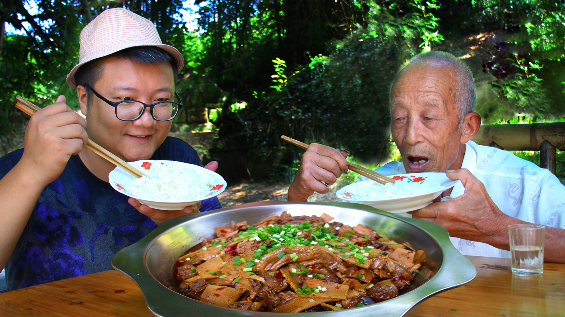 吃竹笋的季节到了,秘制一份“竹笋烧鸭”香辣够味,越啃越香