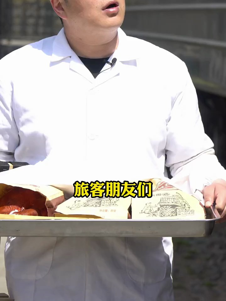 80年代坐绿皮火车,卖只熏鸡连盘子都给端走了