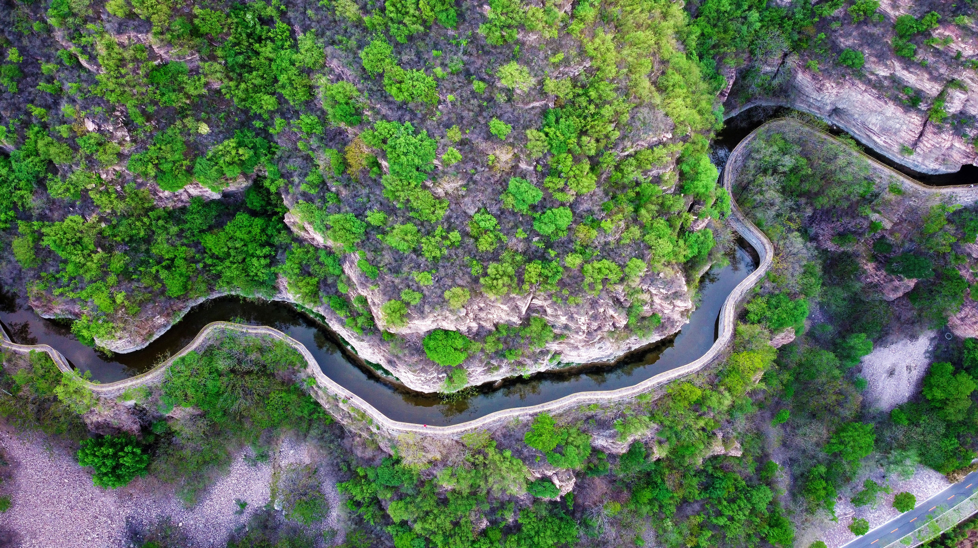 [图]俯瞰红旗渠，悬挂在太行山腰的人工天河到底有多震撼？