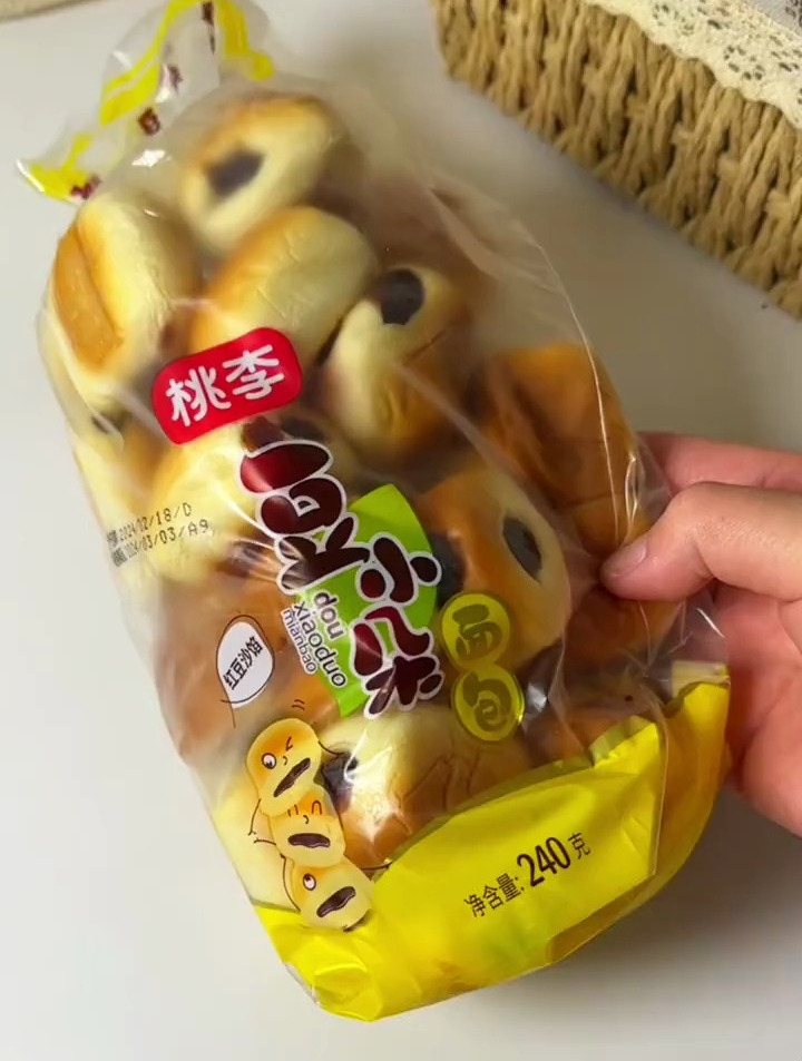 从小吃桃李的豆沙小面包长大。小小一个满满馅,软乎乎的很好吃
