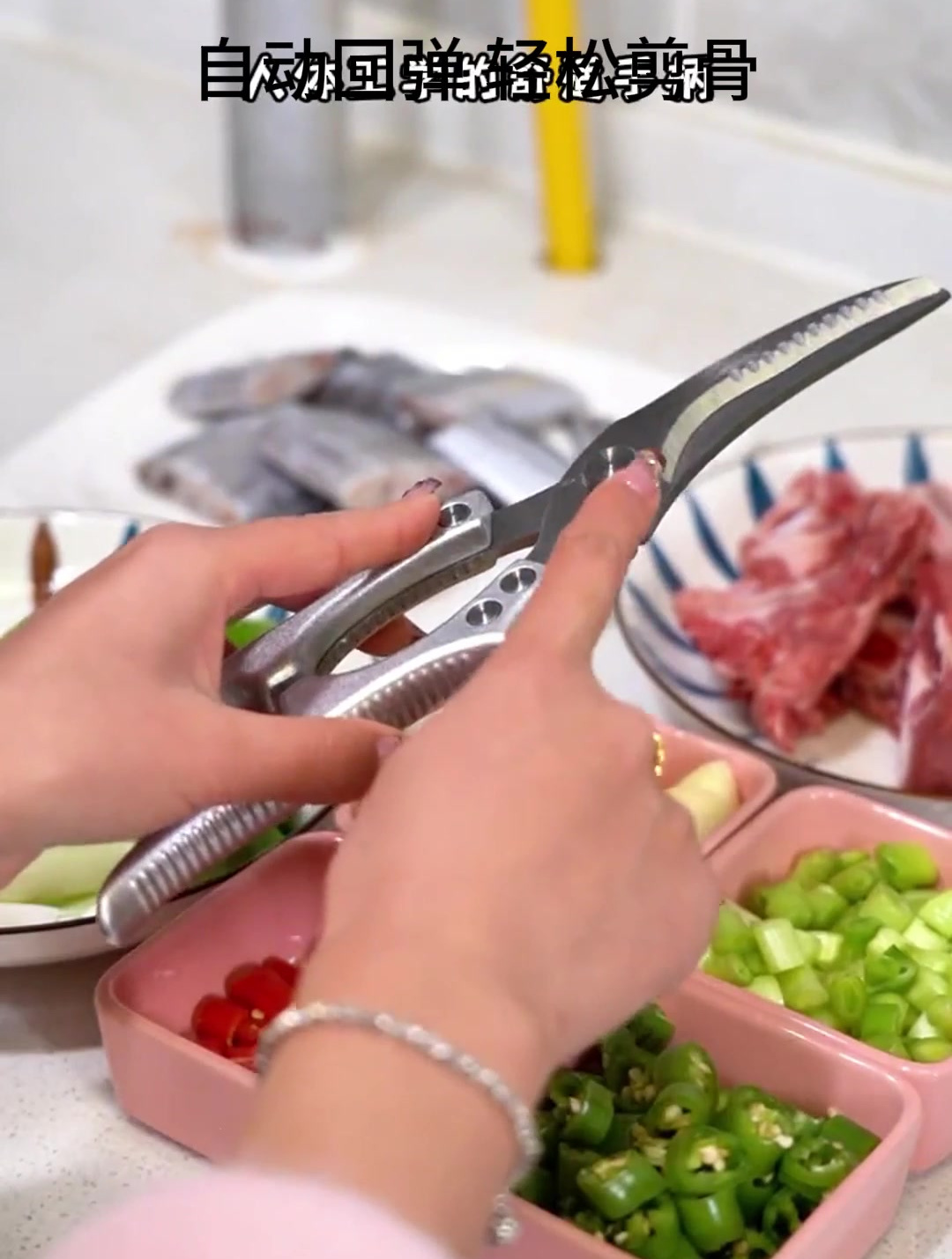 剪鸡骨头就像剪纸一样轻松的厨房合金钢剪刀!还能剃鱼鳞、开核桃