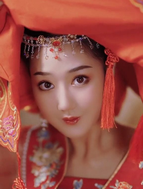 “说到浪漫,你想到的第一件事是什么”亲手掀起你的盖头算不算