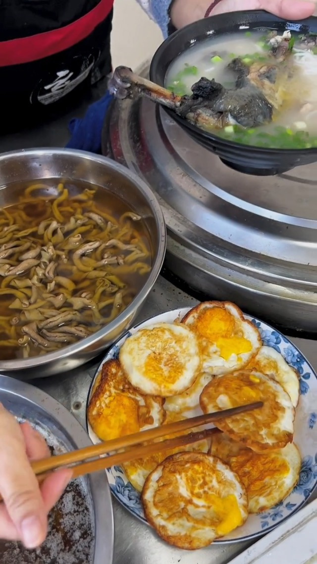 蓬头垢面的一天,还能吃饭土鸡米线～