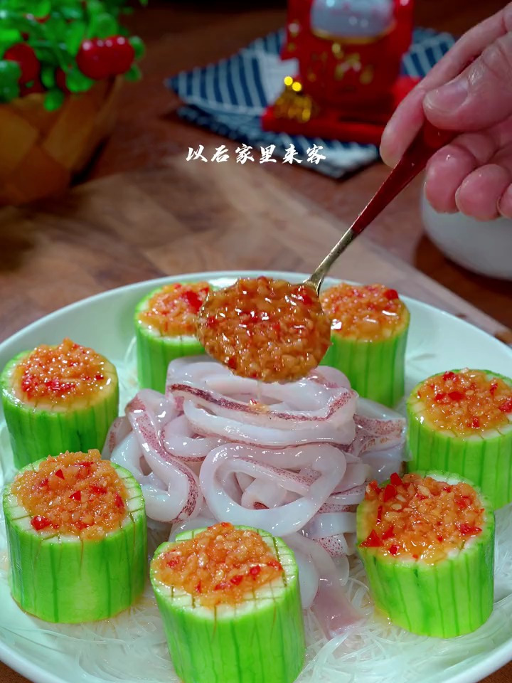清脆可口的蒜蓉蒸丝瓜