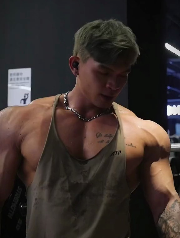 大块头肌肉男展示身材 肌肉男