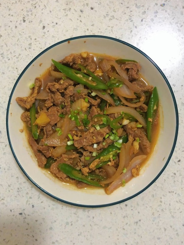牛肉配什么菜炒好吃,牛肉配洋葱辣椒炒好吃