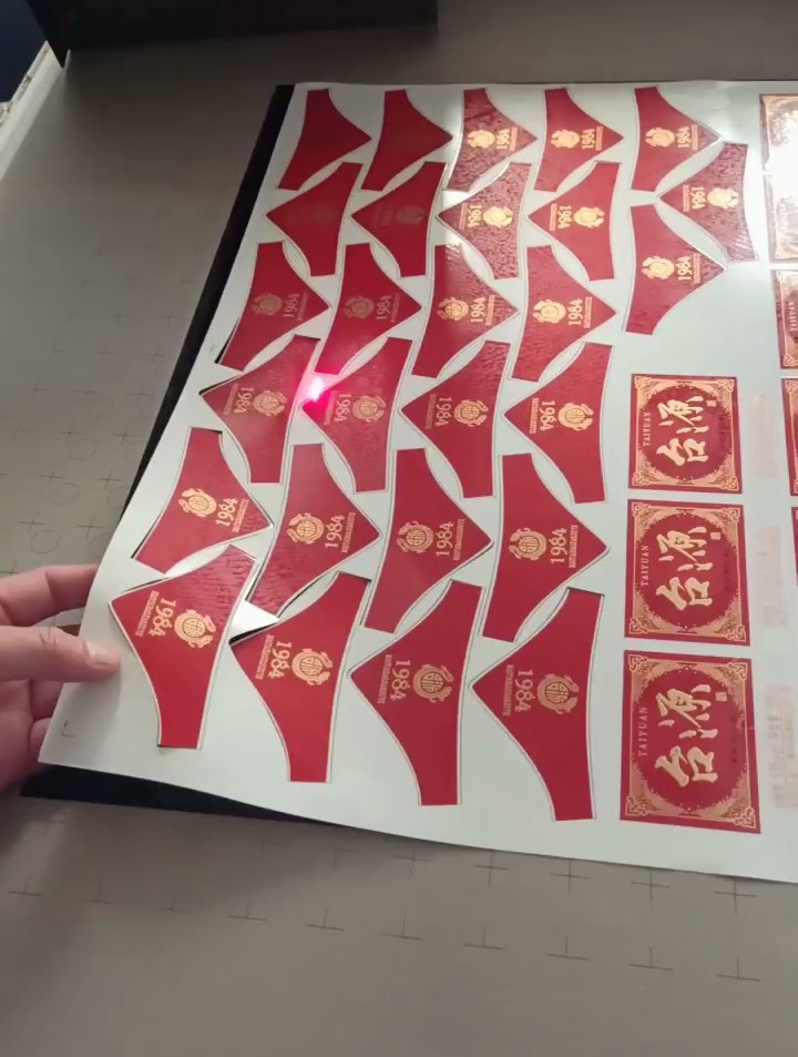 酒瓶标签贴纸激光巡边模切 超级纸品激光打标机