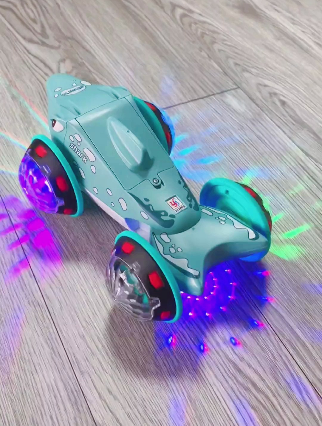 哇,会漂移的蓝色鲸鱼车还带着彩色的散光灯呢!儿童玩具