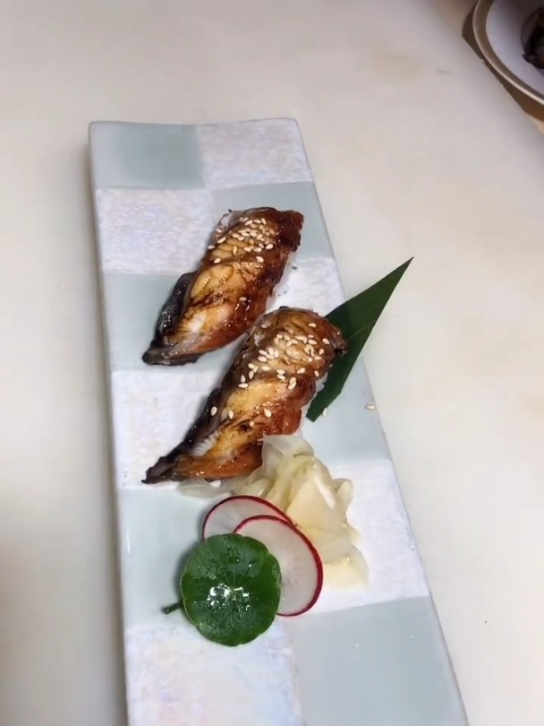 鳗鱼握寿司制作过程,有喜欢吃寿司的吗?