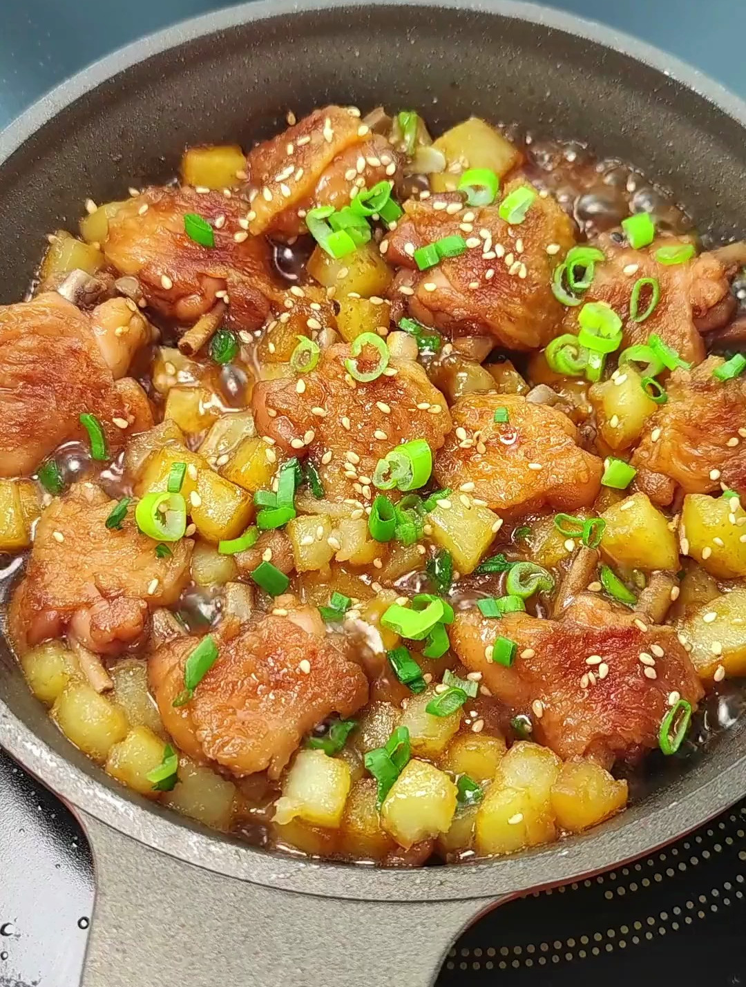 红烧土豆鸡翅煲,土豆软糯,鸡翅软嫩,大人小孩都爱吃一盘不够吃