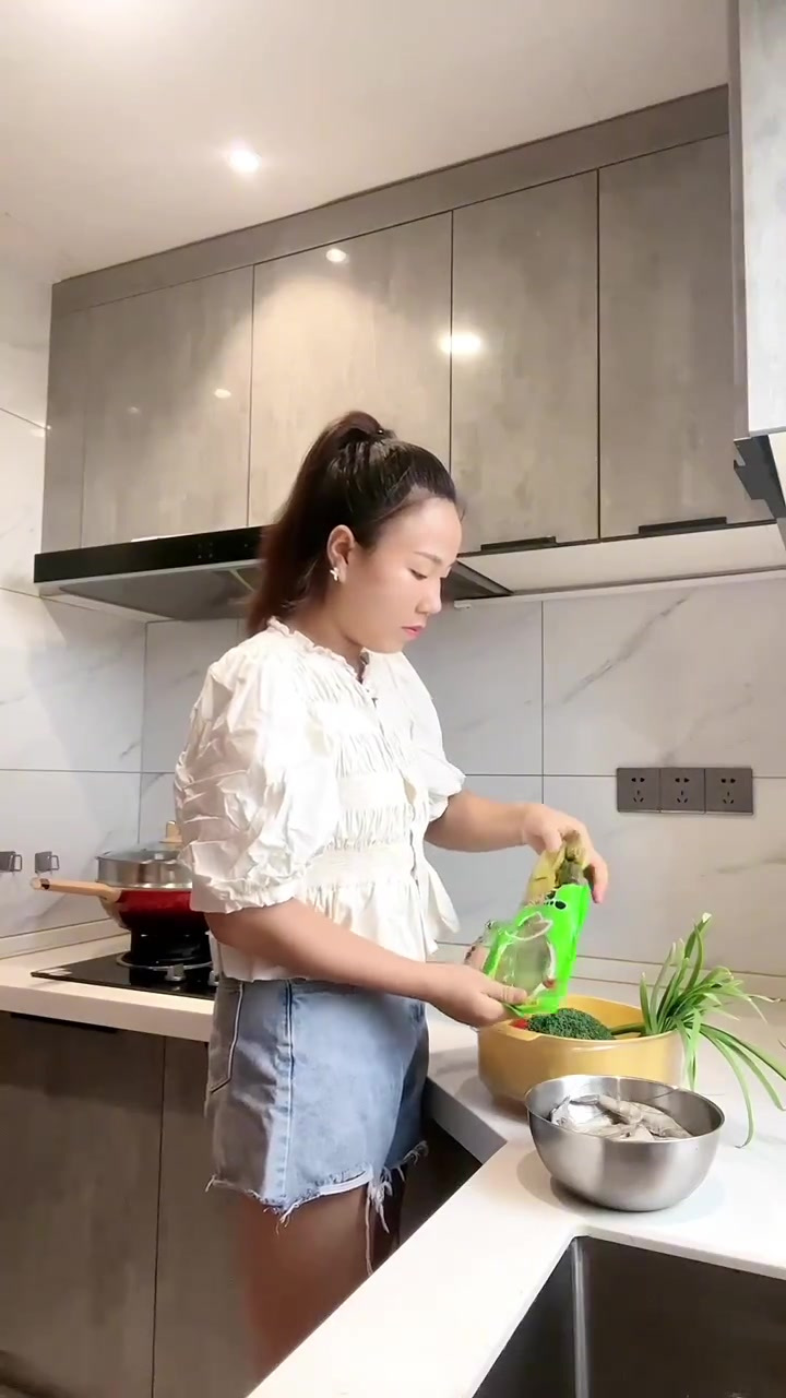 晚餐做了酸辣开胃的酸菜肉末米线,好吃到连汤都不剩