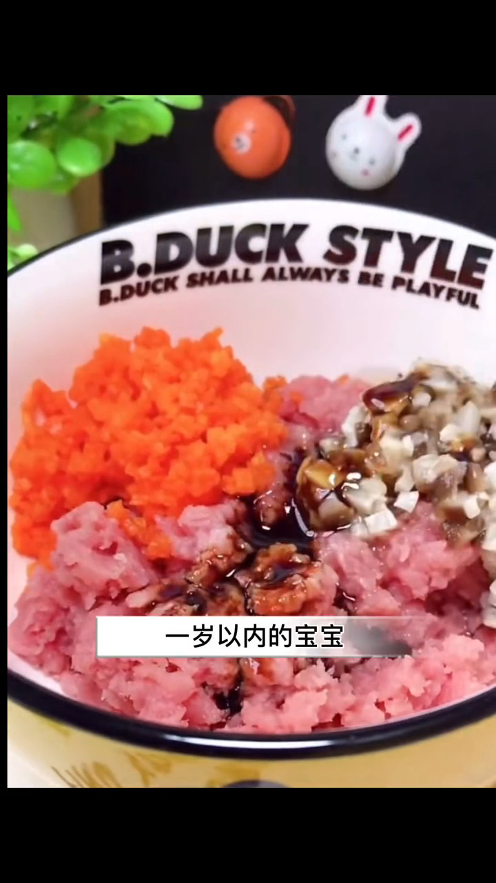 宝宝十个月后就可以吃小饺子和馄饨了,可以锻炼宝宝咀嚼能力辅食多样化营养更丰富