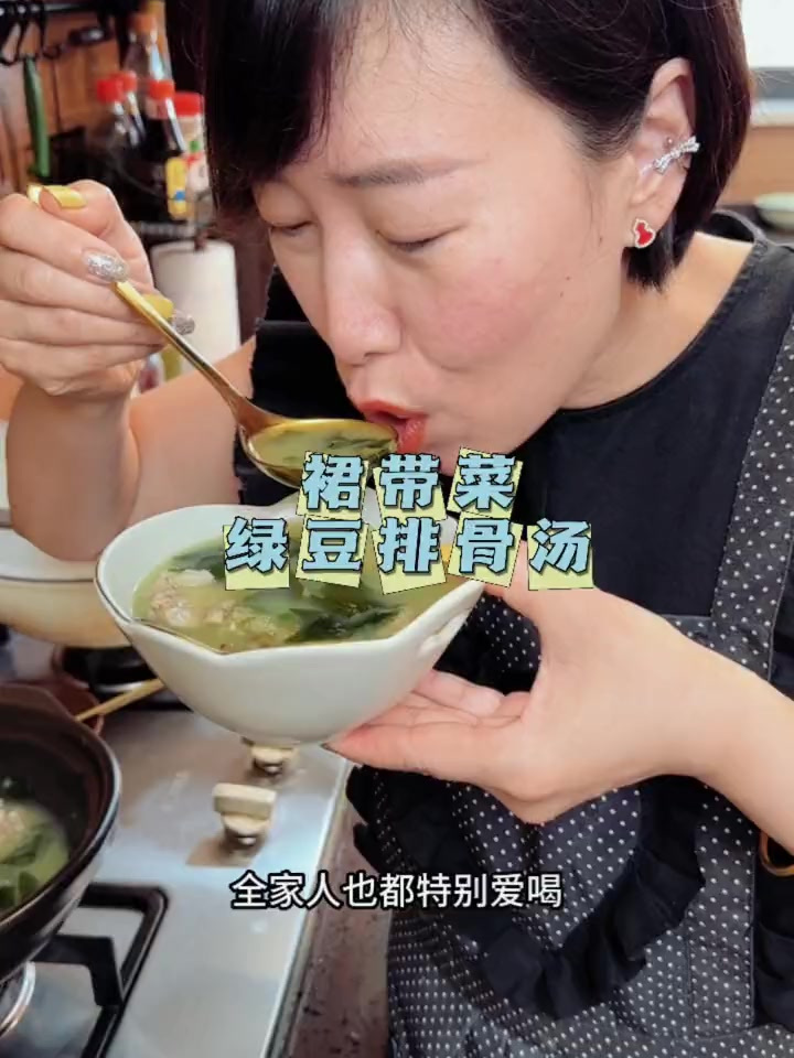 如果你家的宝宝睡觉盗汗,给他做裙带菜绿豆排骨汤,营养还好喝