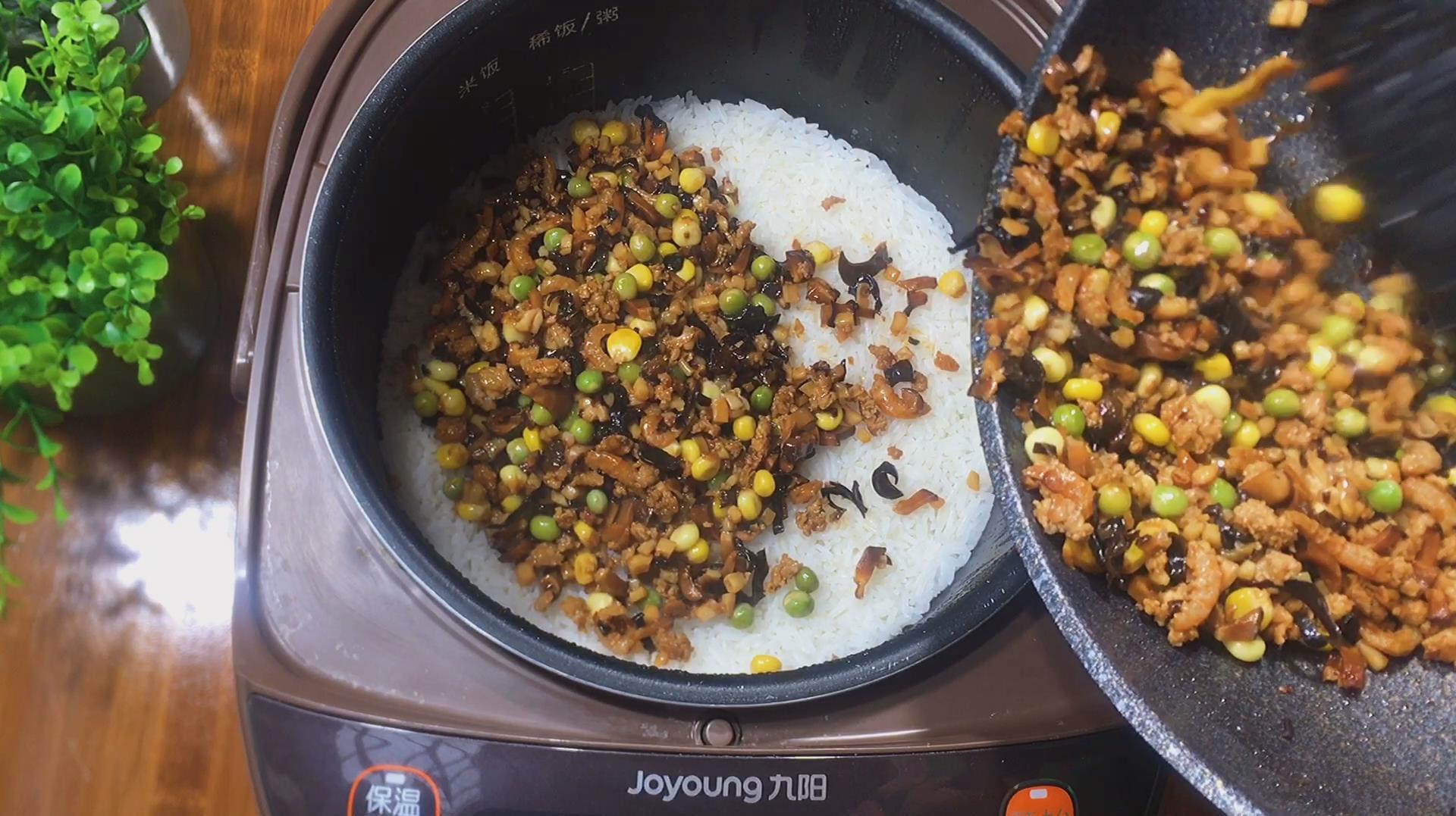 电饭锅焖饭,做法简单营养全面,孩子隔三差五点名吃,太香了