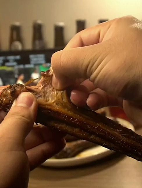 今晚加起来我应该有吃了1米长的鸭脖,烤鸭脖是真的太好吃了