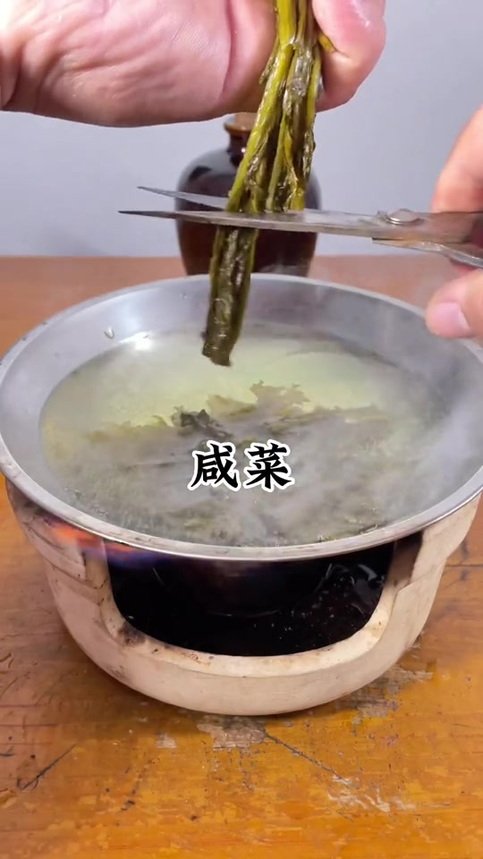 老一辈的下酒菜咸菜炖小鱼有吃过的酒友么?