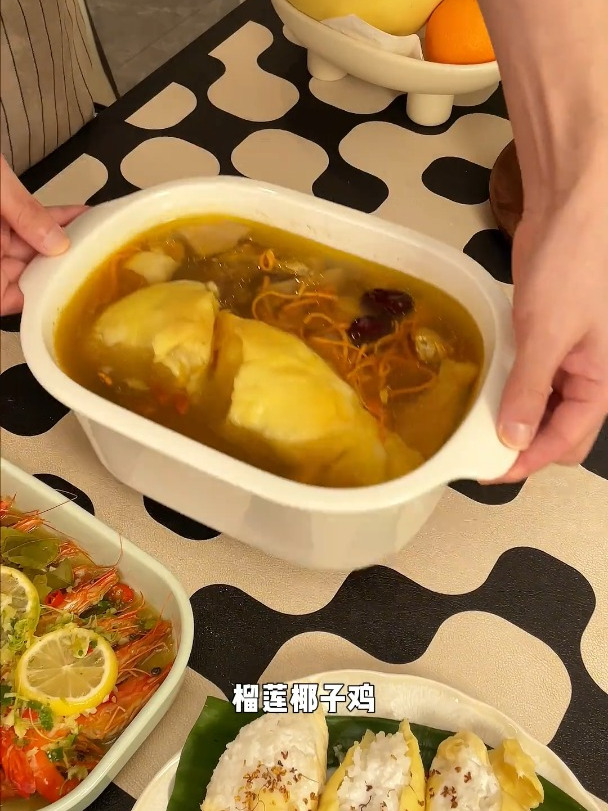 天冷了,老公炖了榴莲椰子鸡,还有榴莲椰浆饭和泰式柠檬鱼也很绝