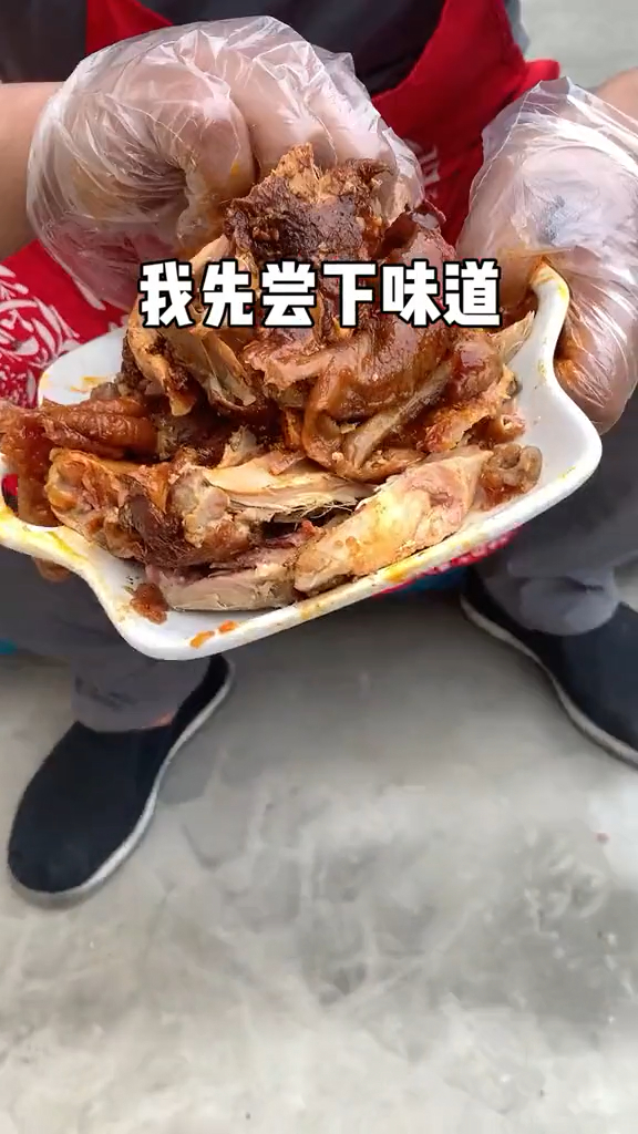 地道五香脱骨扒鸡,内质鲜嫩,一秒脱骨,开袋即食