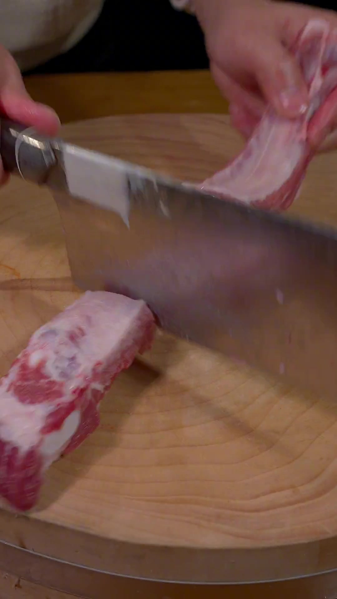 如果你家孩子不爱吃排骨的肉,你就试试这个酱排骨做法～