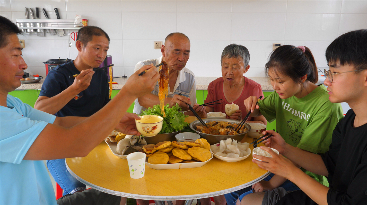 70岁老爸想吃鱼,媳妇鱼锅贴饼子炖粉条?这个做法你吃过吗?
