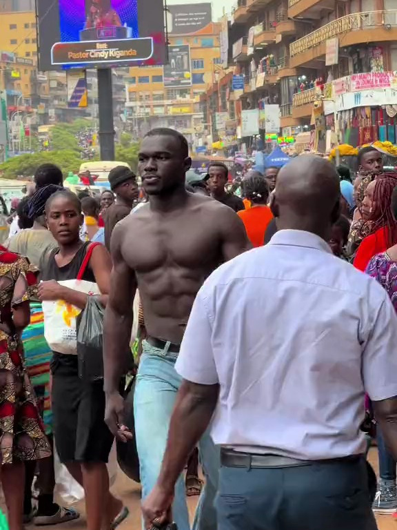非洲街头行走的光背肌肉男 肌肉男