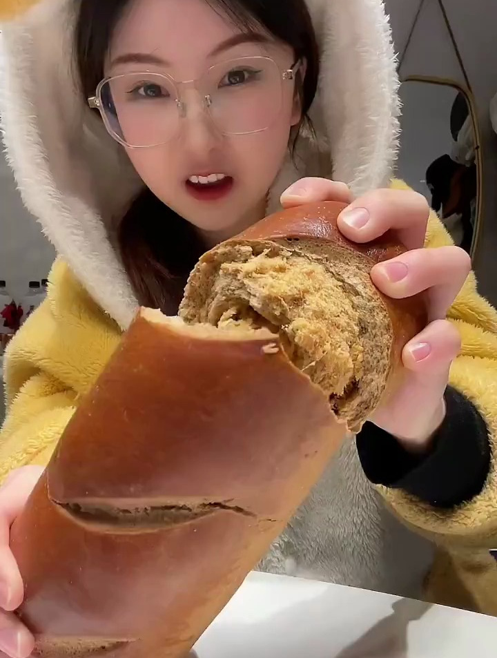 又发现很牛的肉松大列巴!香葱肉松还是黑麦的!关键还有沙拉酱耶!