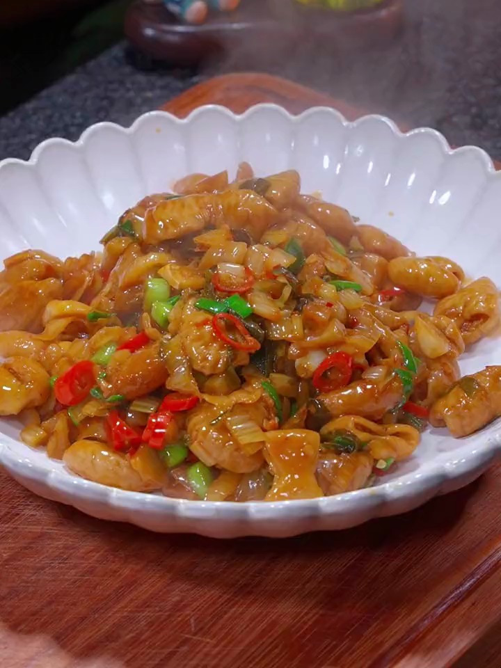 酸菜炒肥肠这样做,肥肠脆嫩爽口,裹着酸菜的香味