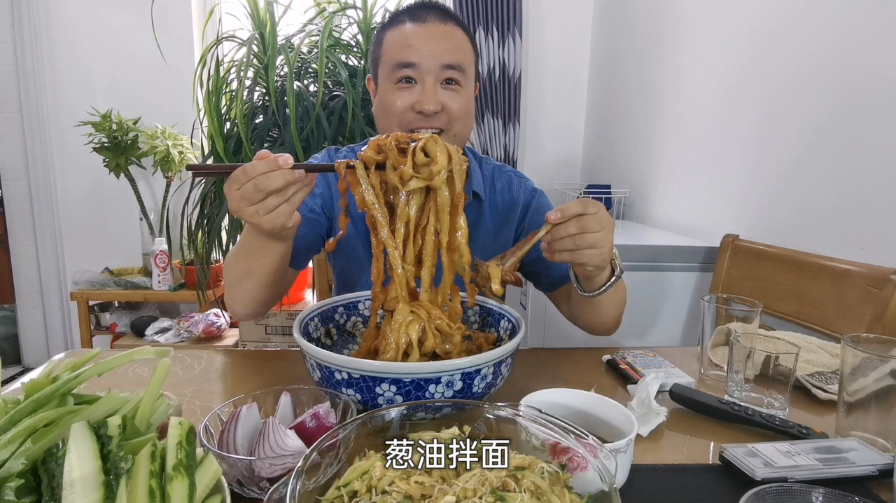 葱油拌面做法简单美味,来点小白菜蘸酱,开胃又下饭,吃了一大盆