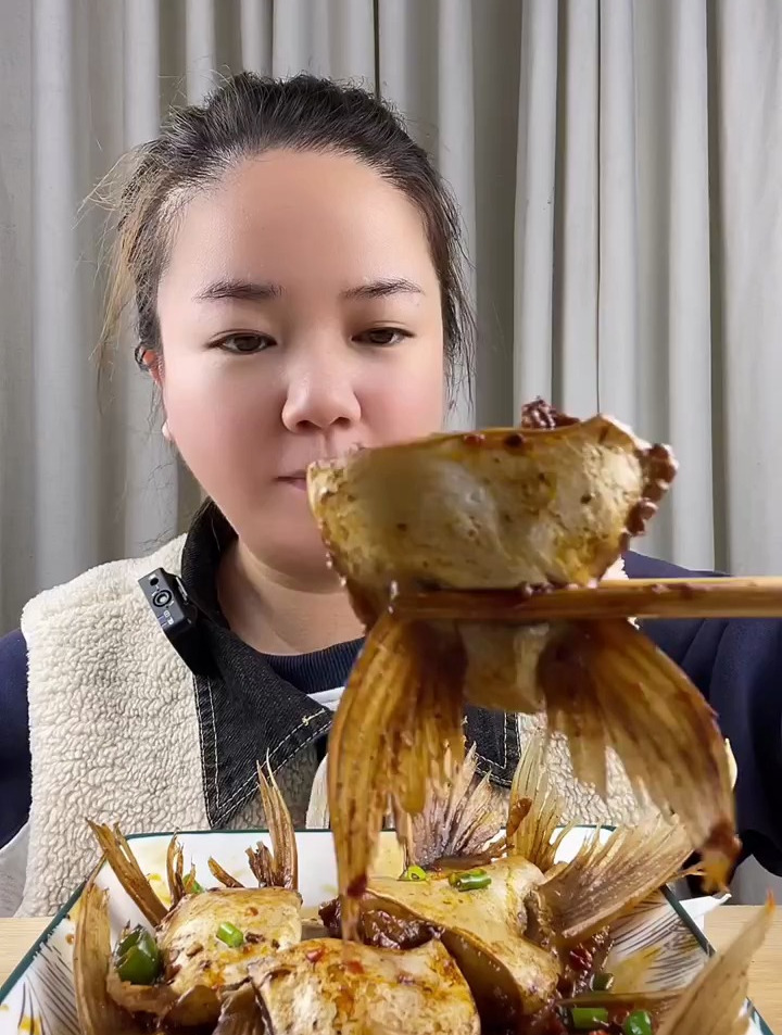 吃个巴沙鱼翅鱼肥油,太好吃了!